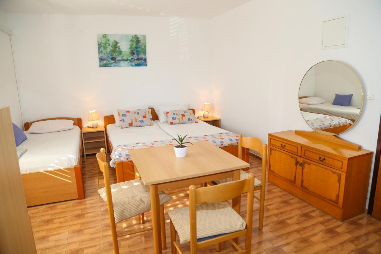 Apartments Butkovic ฮวาร์ ภายนอก รูปภาพ