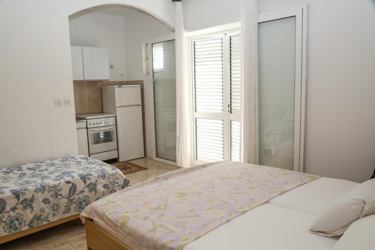 Apartments Butkovic ฮวาร์ ภายนอก รูปภาพ
