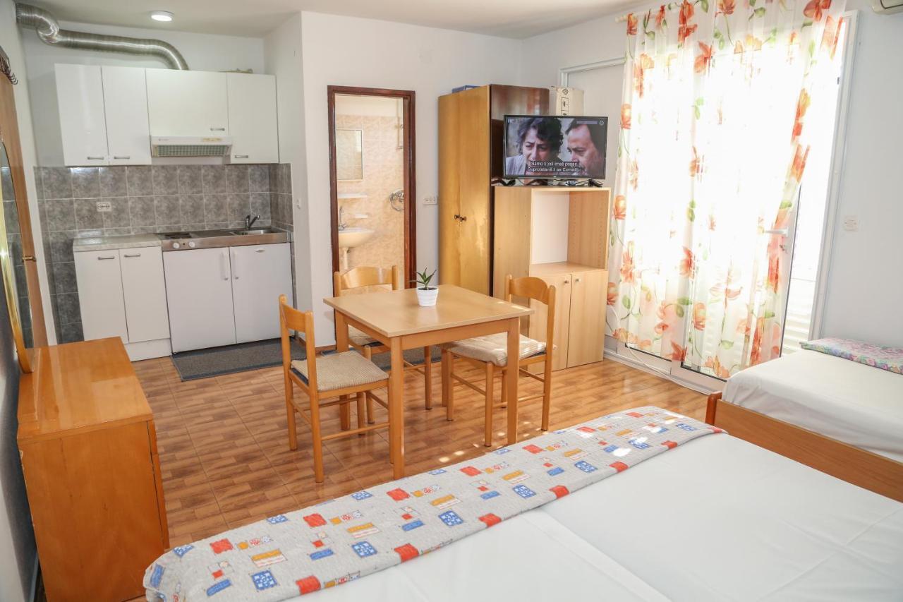 Apartments Butkovic ฮวาร์ ภายนอก รูปภาพ