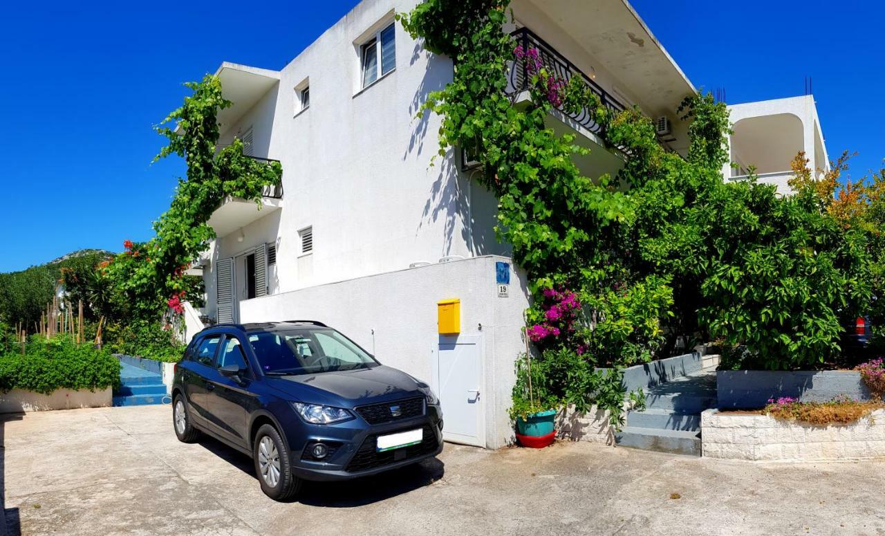 Apartments Butkovic ฮวาร์ ภายนอก รูปภาพ